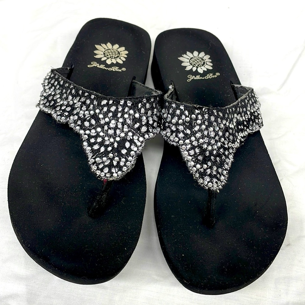 Yellow box flip flop sandals with diamonds flakes ladies sz 6